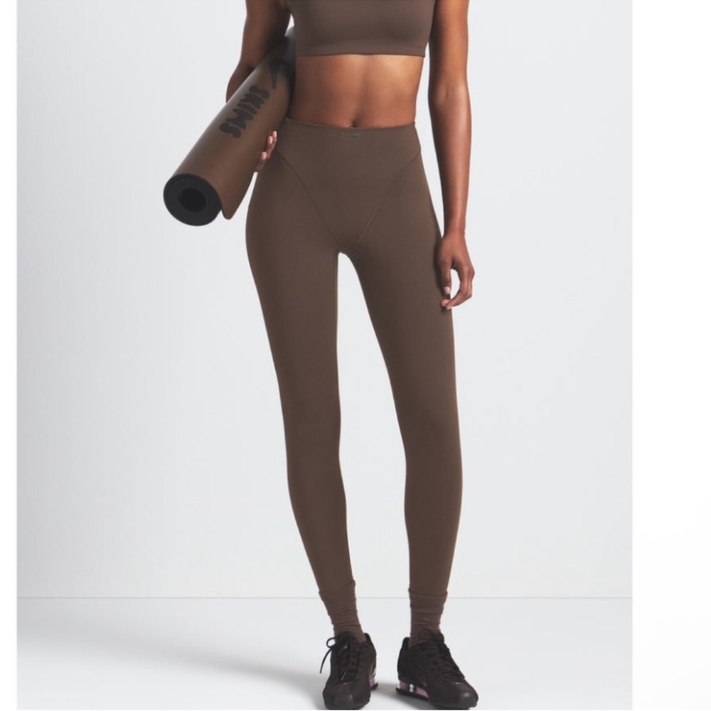 Skims Nike Matte V-Panel  leggings 26”